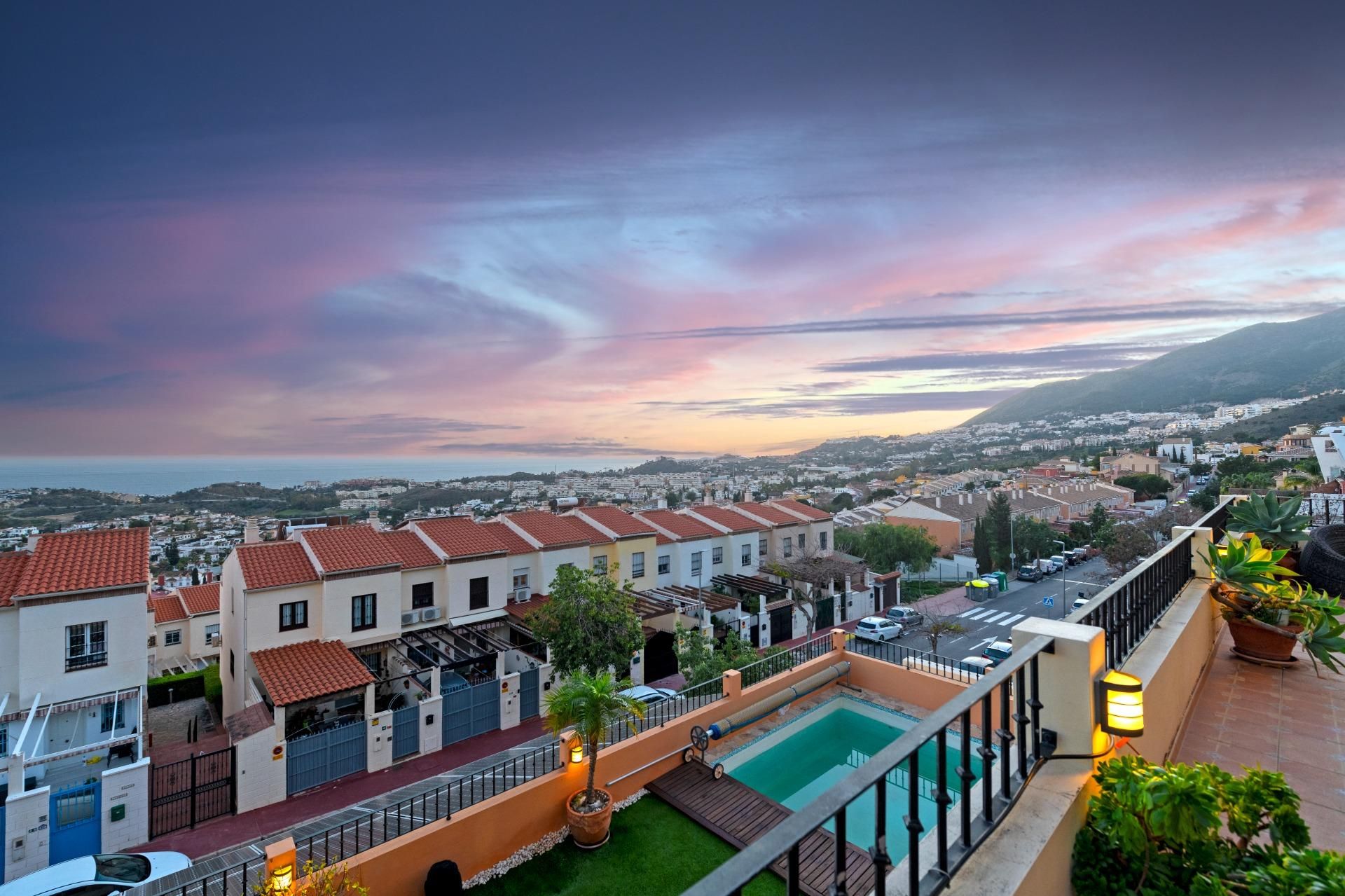 Vista exterior de Casa o xalet en venda en Benalmádena amb Aire condicionat, Calefacció i Jardí privat