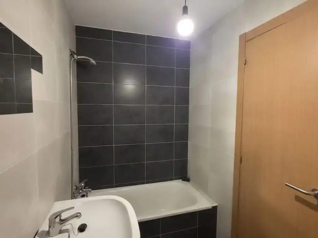 Badezimmer von Wohnung zum Verkauf in Voto mit Schwimmbad und Balkon