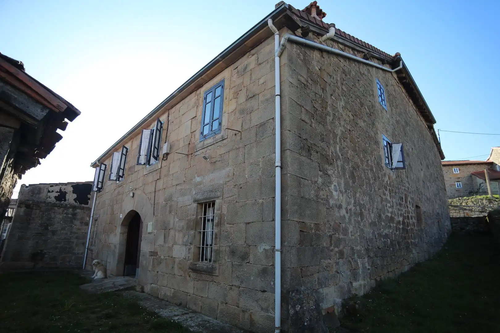 Außenansicht von Country house zum Verkauf in Valdeprado del Río mit Privatgarten