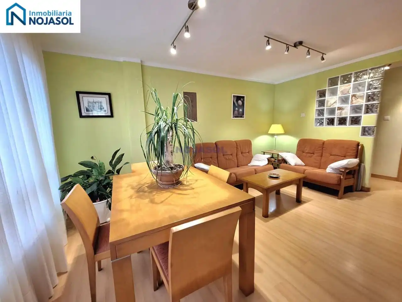 Sala de estar de Piso en venta en Noja con Calefacción, Terraza y Amueblado