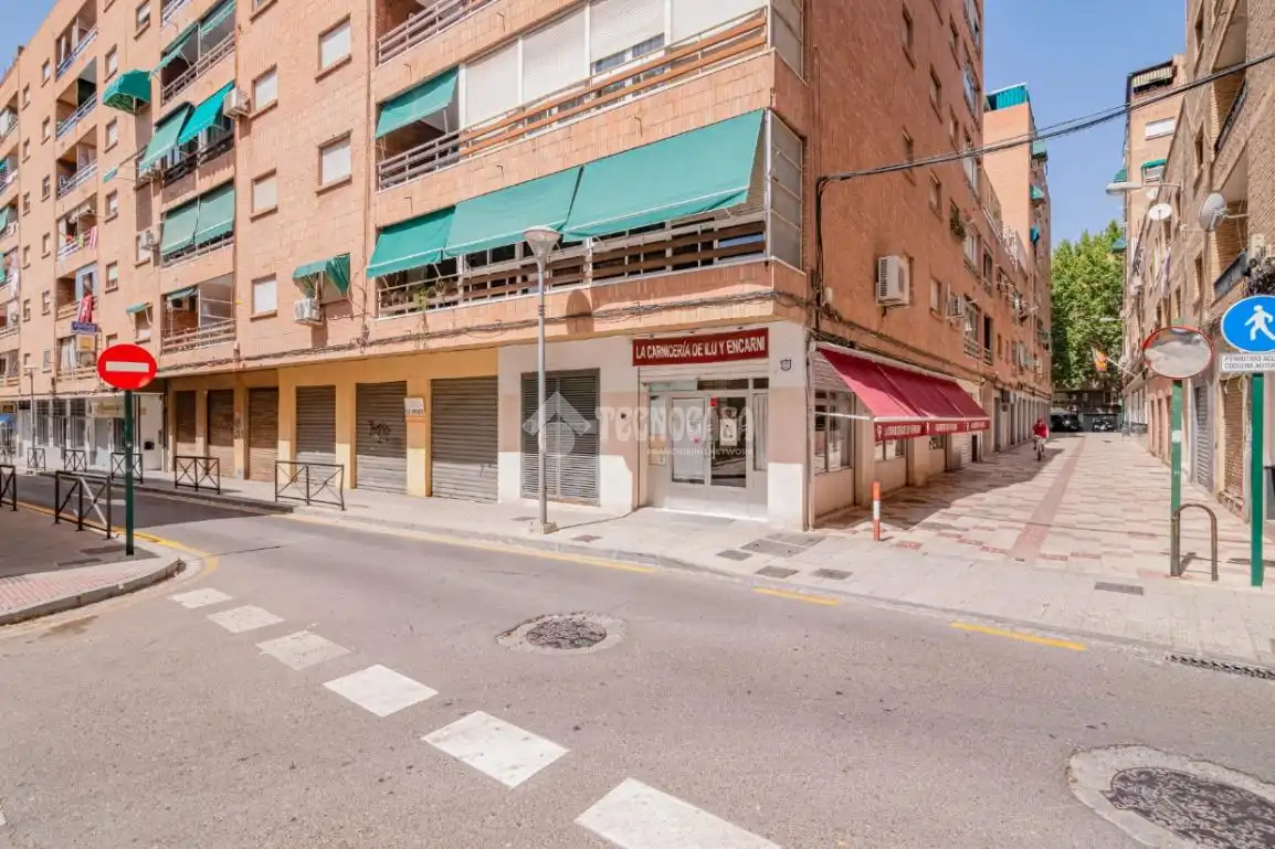 Vista exterior de Piso en venta en Granada con Calefacción y Balcón