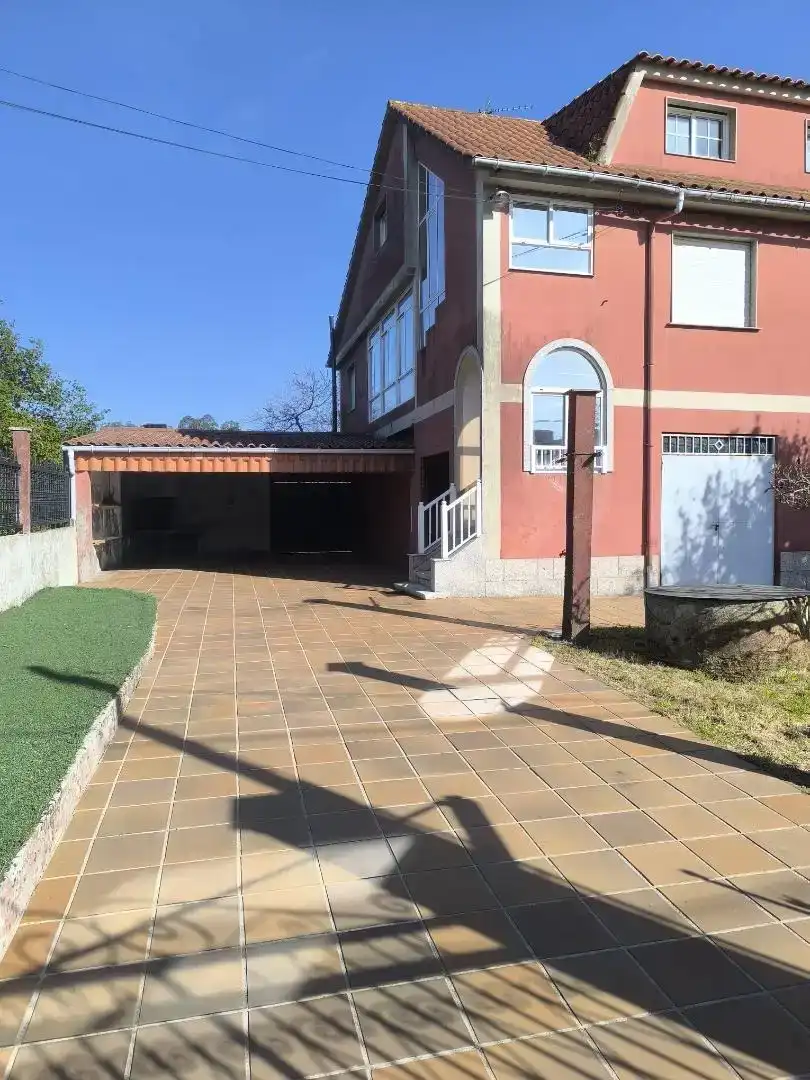 Vista exterior de Casa adosada en venda en Vigo 