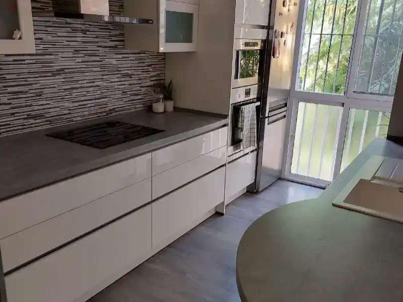 Cuina de Pis en venda en Sevilla amb Aire condicionat, Parquet i Moblat