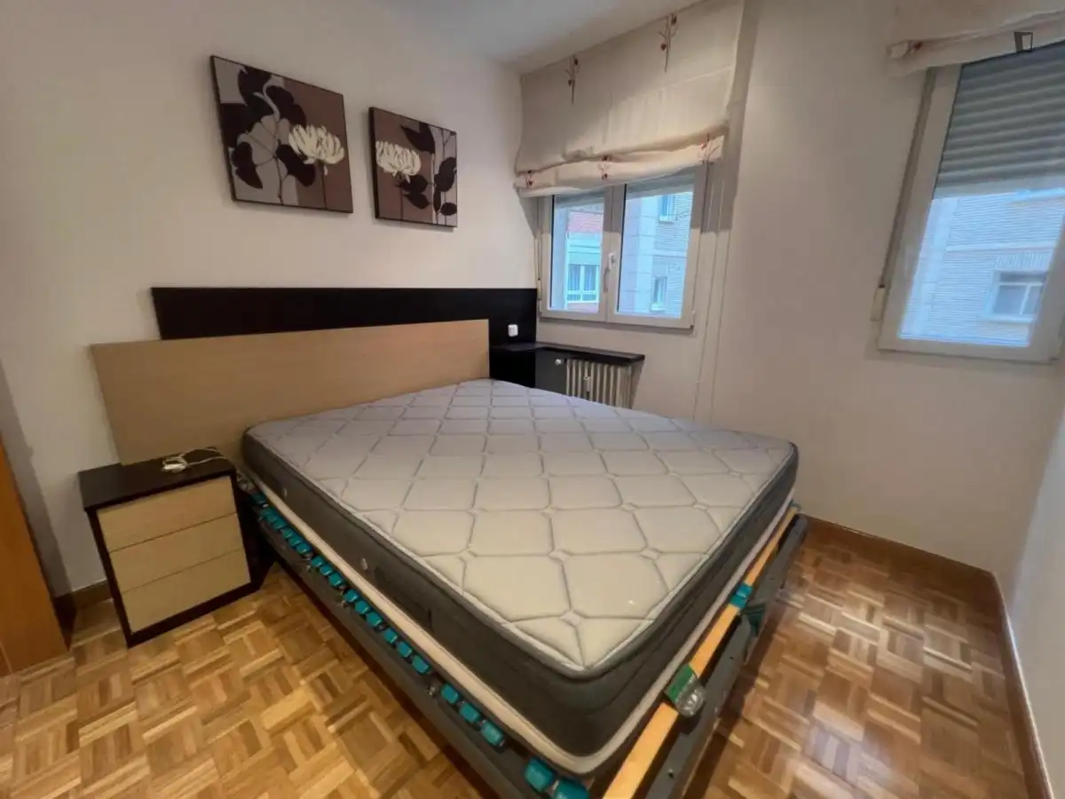 Dormitori de Apartament per a compartir en Burgos amb Moblat, Forn i Rentadora