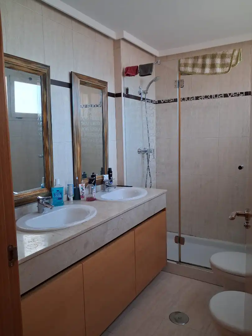 Badezimmer von Einfamilien-Reihenhaus zur Miete in Albacete mit Klimaanlage, Heizung und Parkett