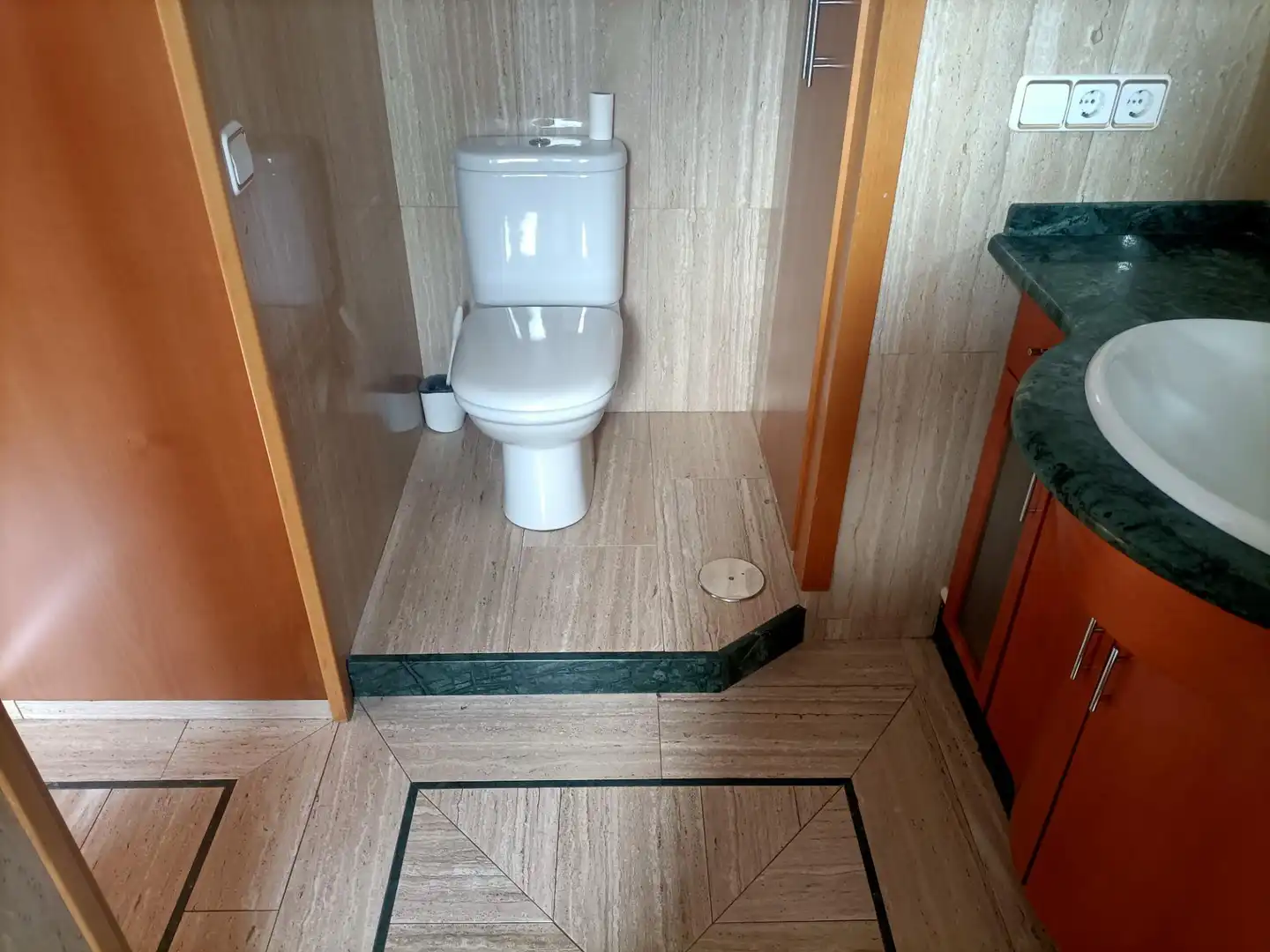 Bathroom of Flat for sale in Valdemoro  with Air Conditioner, Heating and Parquet flooring
