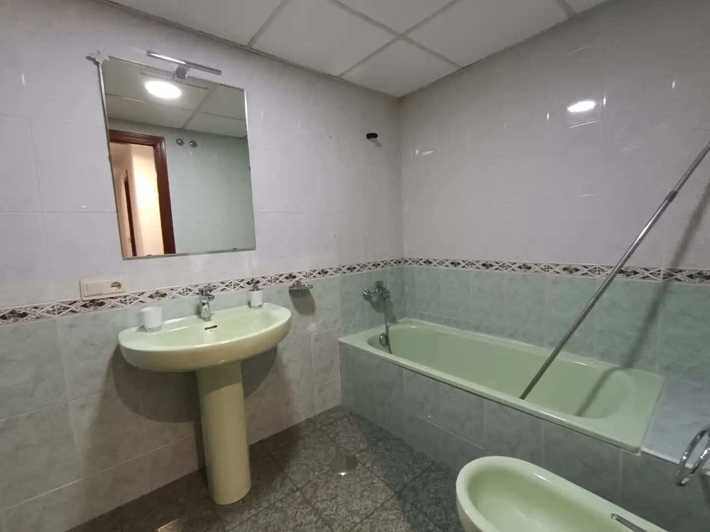 Bany de Pis de lloguer en Jaén amb Aire condicionat, Calefacció i Moblat