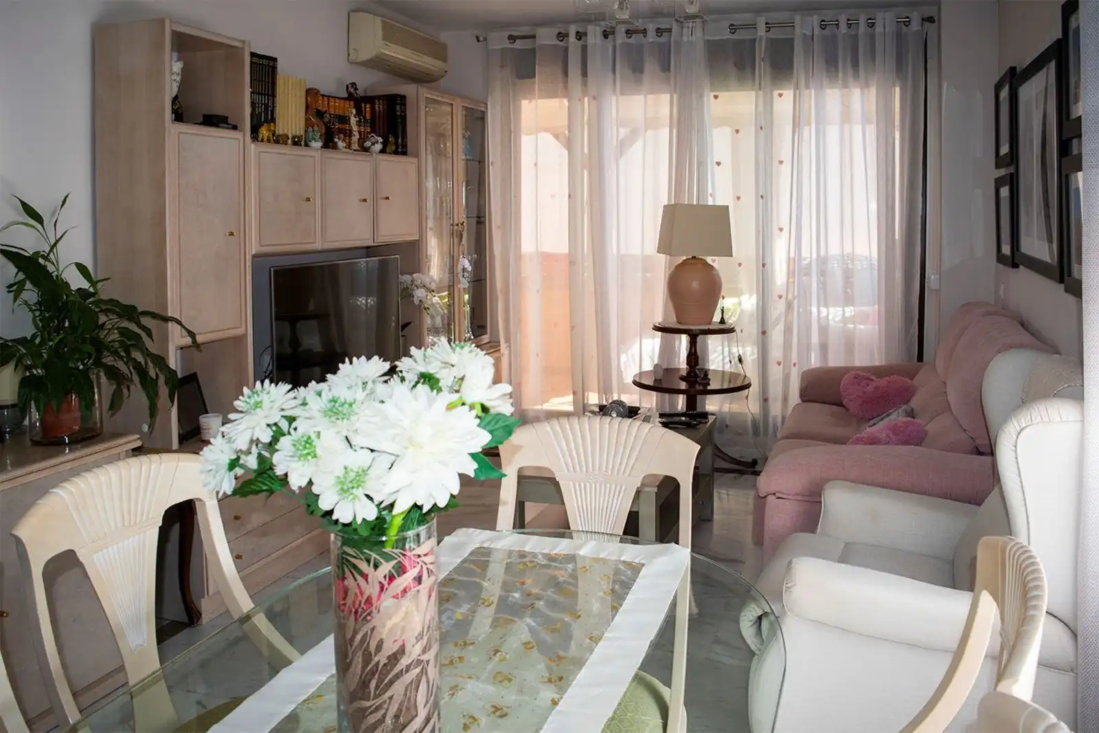 Sala de estar de Dúplex en venta en Marbella con Aire acondicionado, Terraza y Trastero