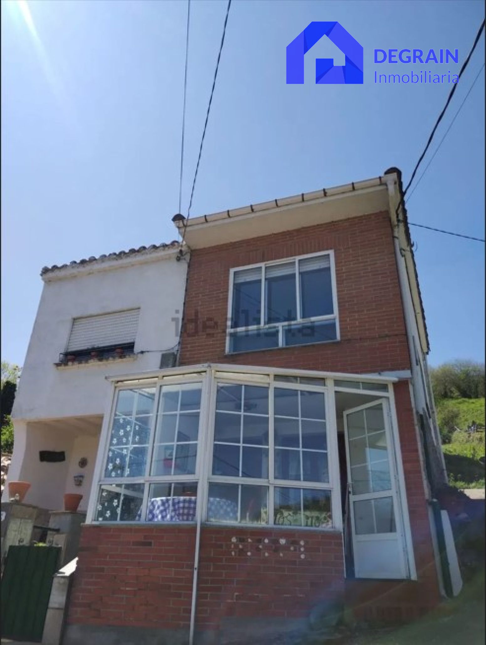 Vista exterior de Casa adosada en venda en Lena amb Calefacció i Terrassa