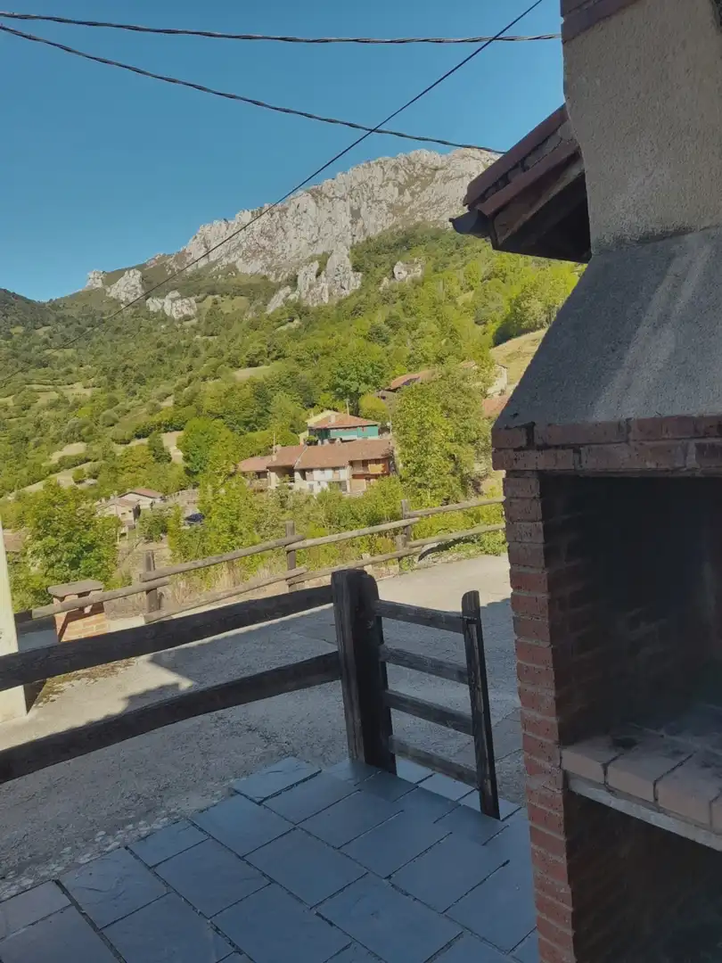 Vista exterior de Casa adosada en venda en Caso amb Calefacció, Terrassa i Traster
