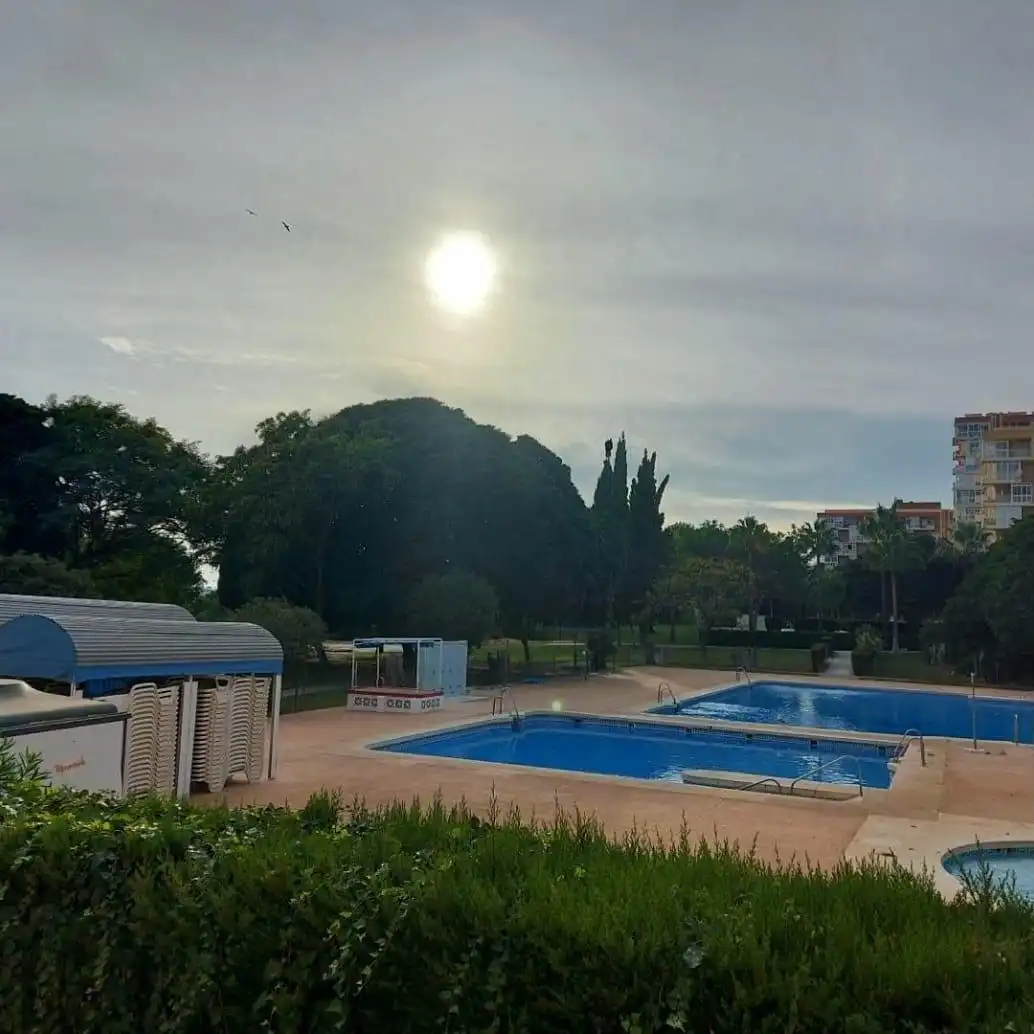 Piscina de Estudio en venta en Benalmádena con Jardín privado, Amueblado y Piscina comunitaria