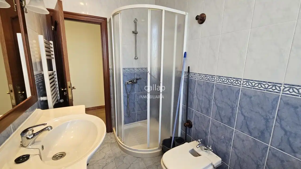 Bathroom of Flat for rent in Ferrol  with Heating and Furnished
