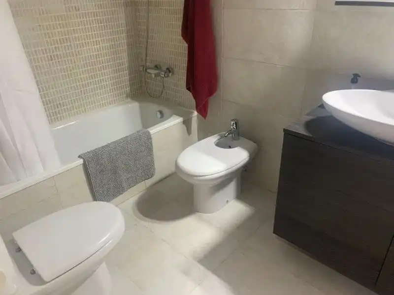 Badezimmer von Erdgeschoss zum Verkauf in L'Ampolla mit Klimaanlage, Heizung und Möbliert