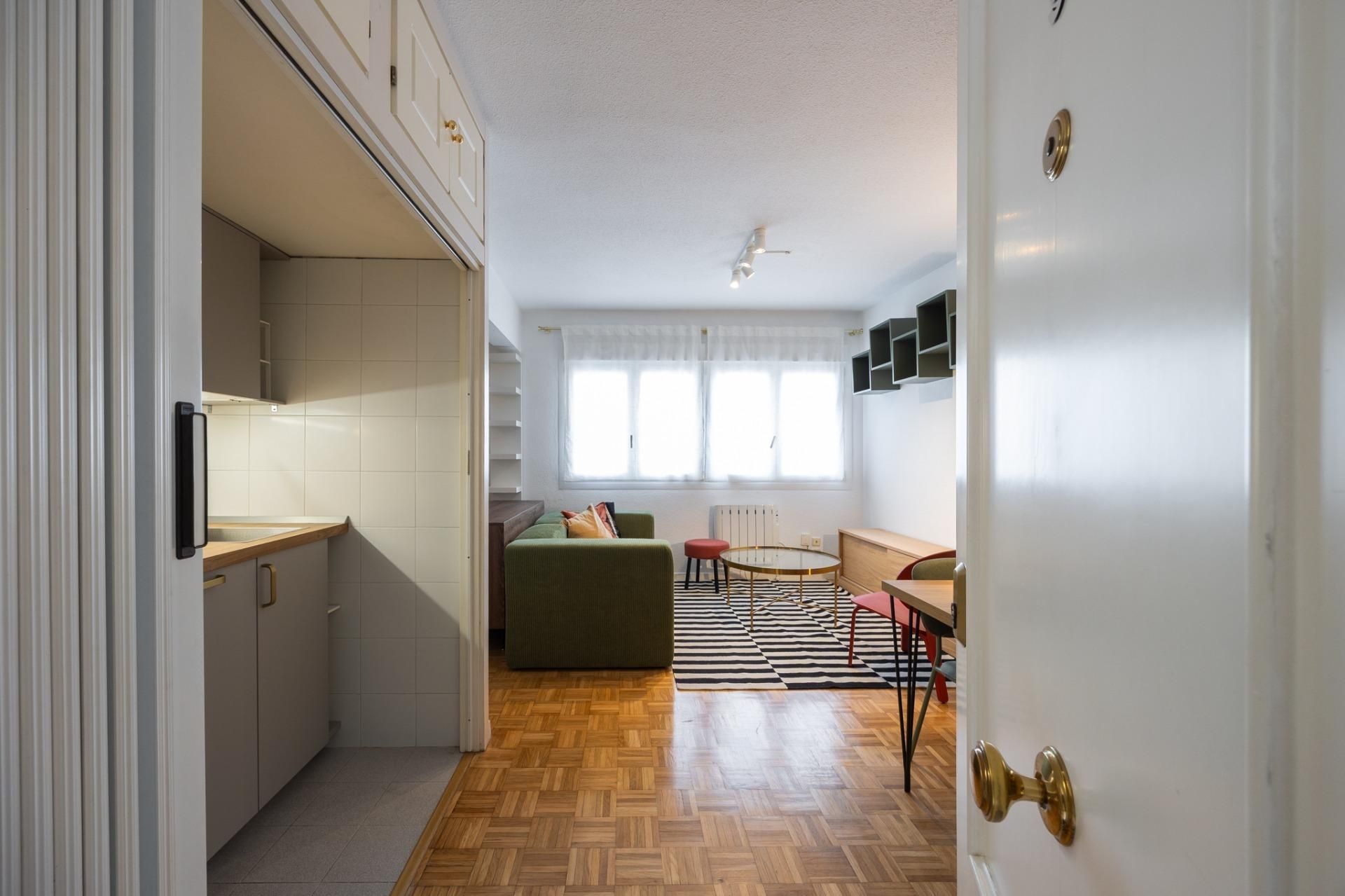 Dormitori de Estudi de lloguer en  Madrid Capital amb Aire condicionat i Moblat