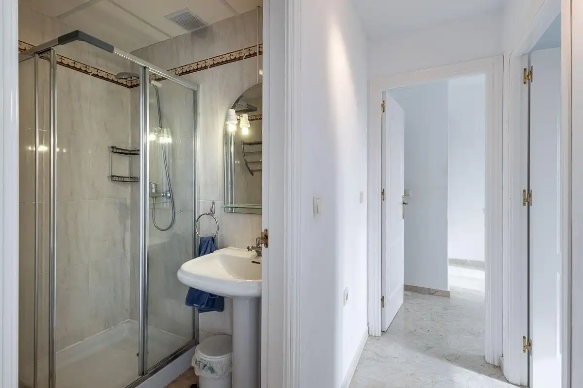 Baño de Piso en venta en Motril con Calefacción, Terraza y Balcón