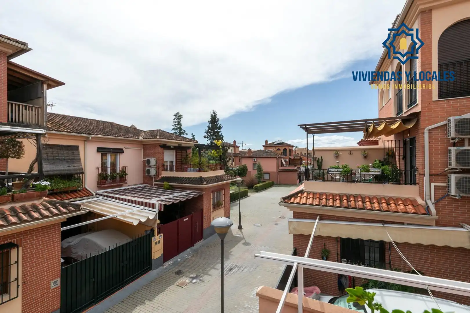 Casa adosada en venta en Angustias - Chana - Encina
