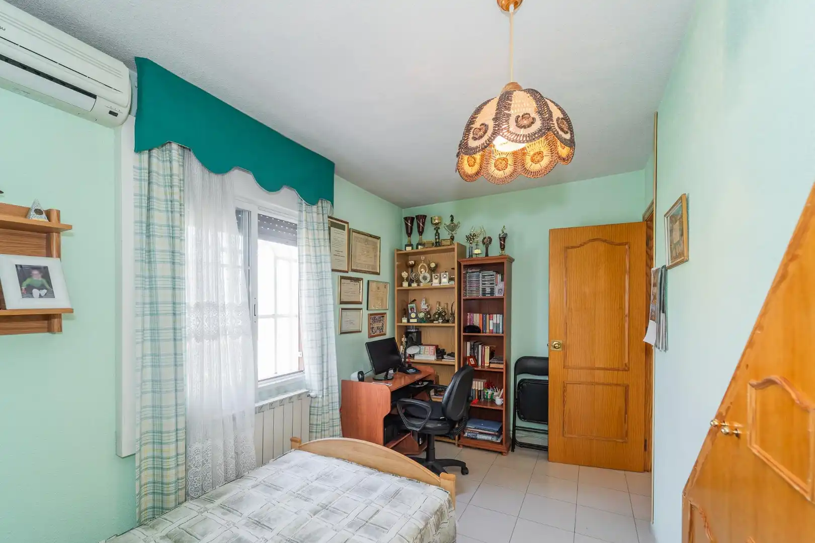 Schlafzimmer von Einfamilien-Reihenhaus zum Verkauf in Parla mit Klimaanlage, Heizung und Privatgarten