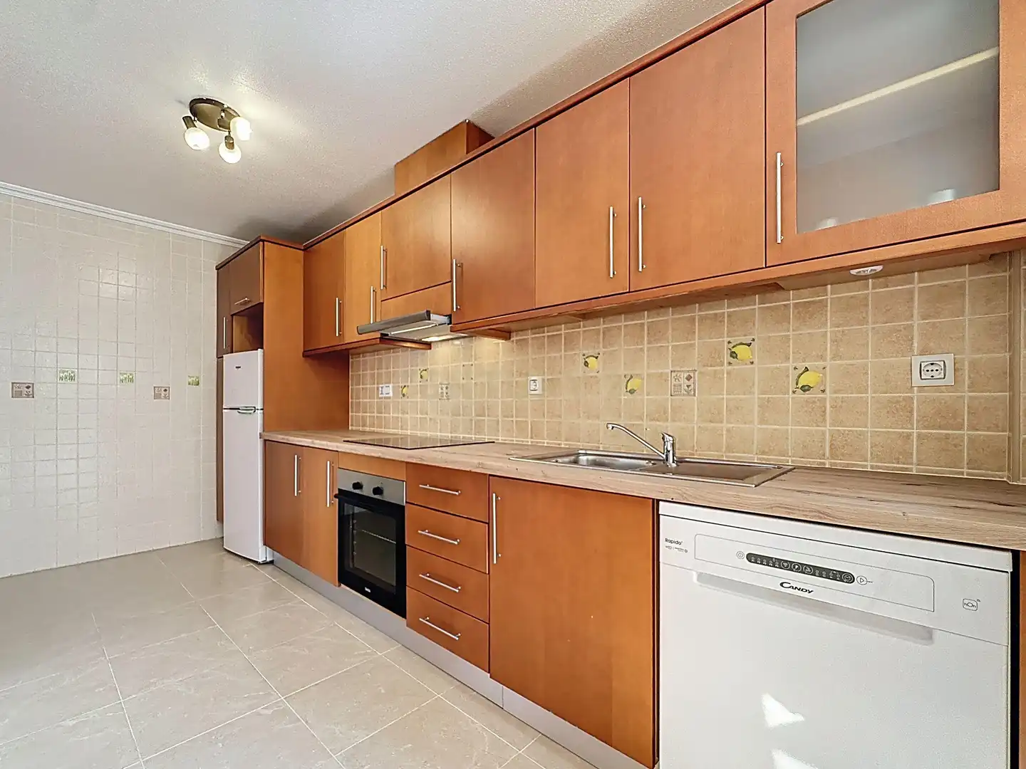 Cocina de Apartamento de alquiler en Orihuela con Aire acondicionado, Horno y Piscina comunitaria