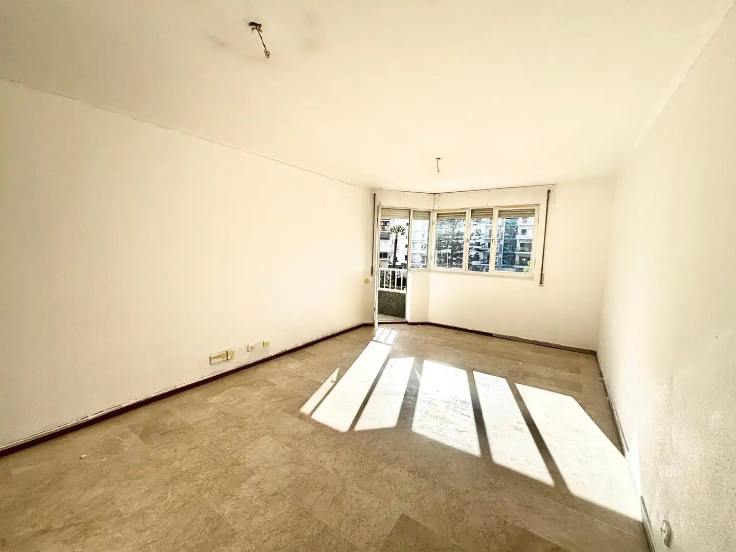 Sala d'estar de Pis en venda en Benalmádena amb Terrassa i Piscina comunitària