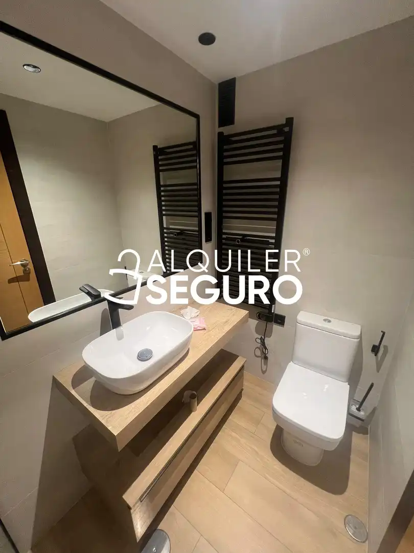 Bany de Pis de lloguer en Madrid amb Aire condicionat, Calefacció i Piscina