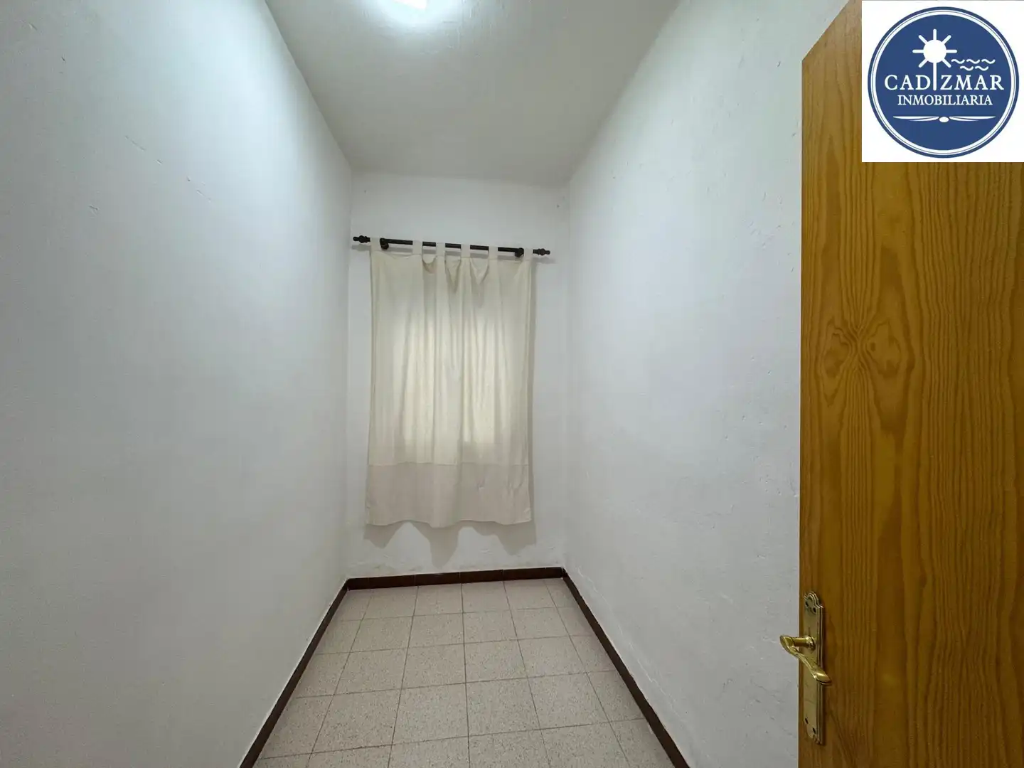 Ground floor for sale in Cádiz  with Storage room, Balcony and Alarm