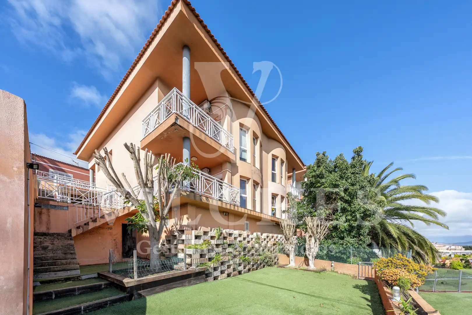 Vista exterior de Casa adosada en venda en Santa Brígida amb Aire condicionat, Jardí privat i Terrassa