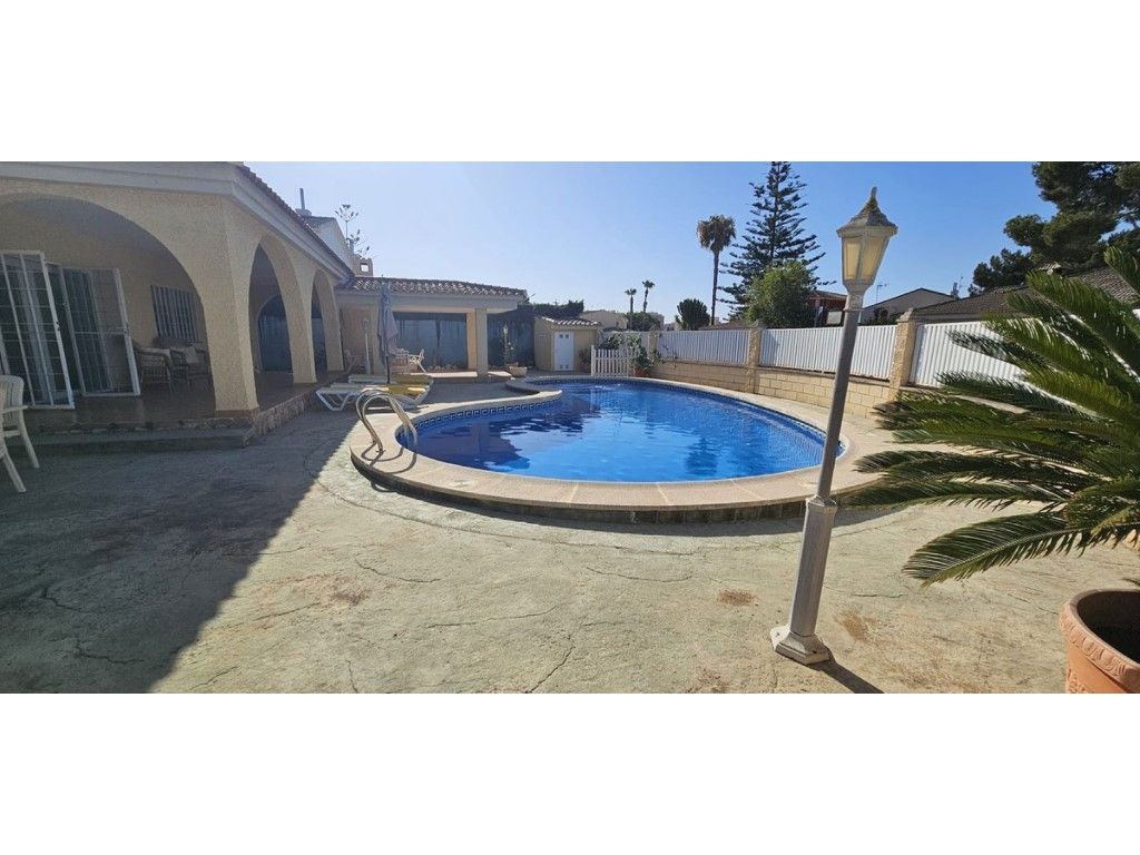 Piscina de Casa o xalet en venda en Orihuela amb Aire condicionat, Jardí privat i Terrassa