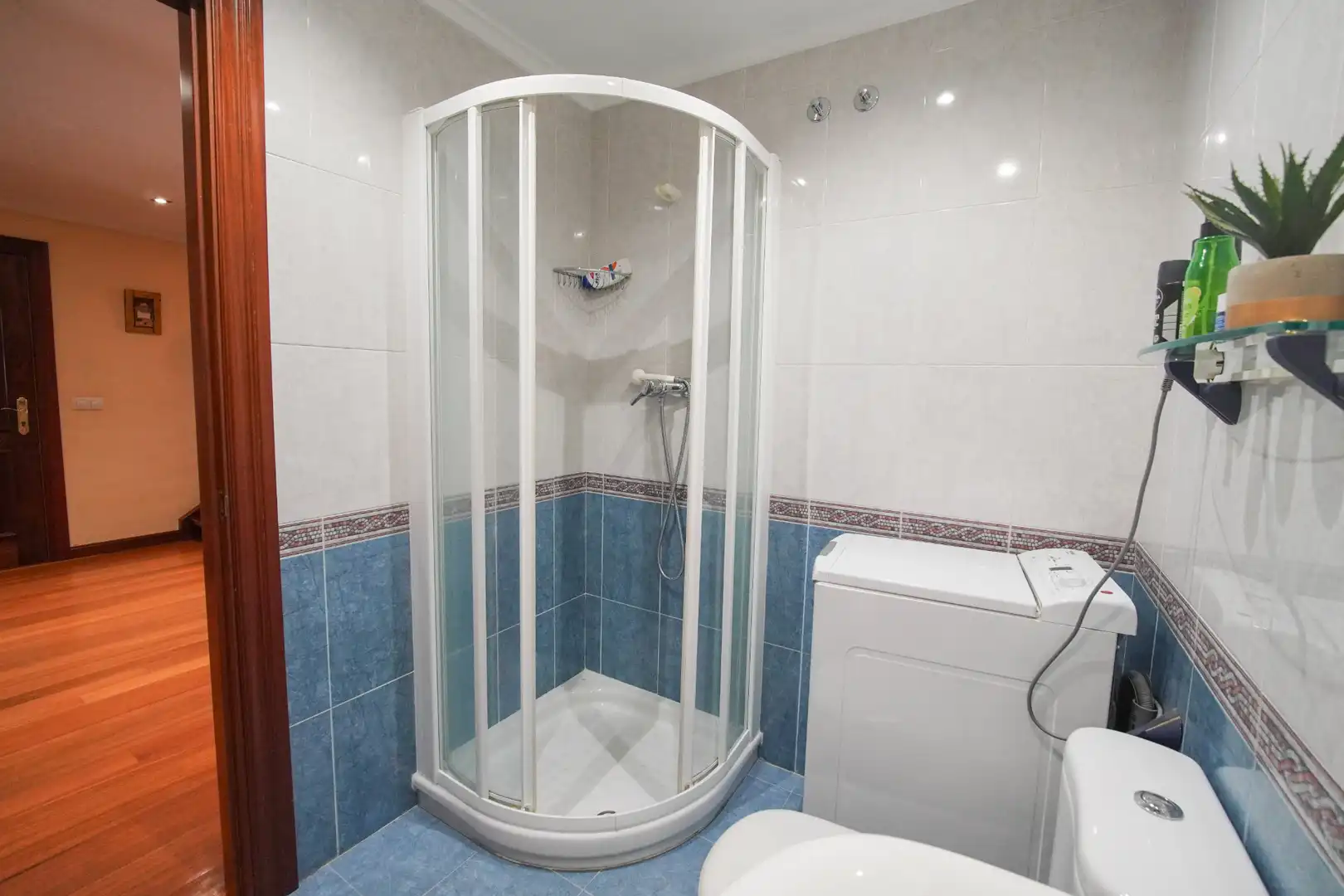 Badezimmer von Dachboden zum Verkauf in Avilés mit Heizung, Parkett und Terrasse