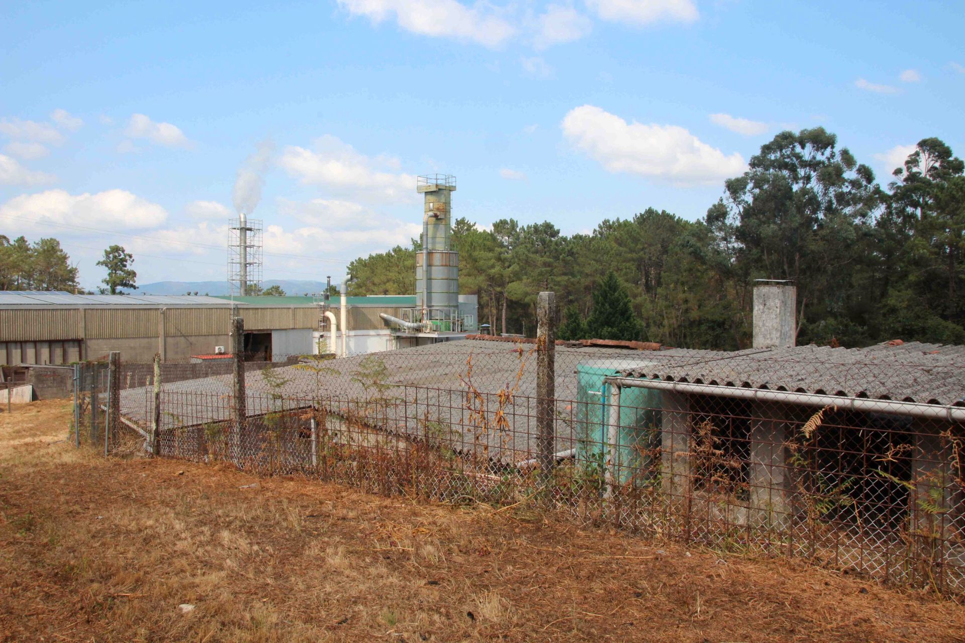 Vista exterior de Nave industrial en venta en Brión