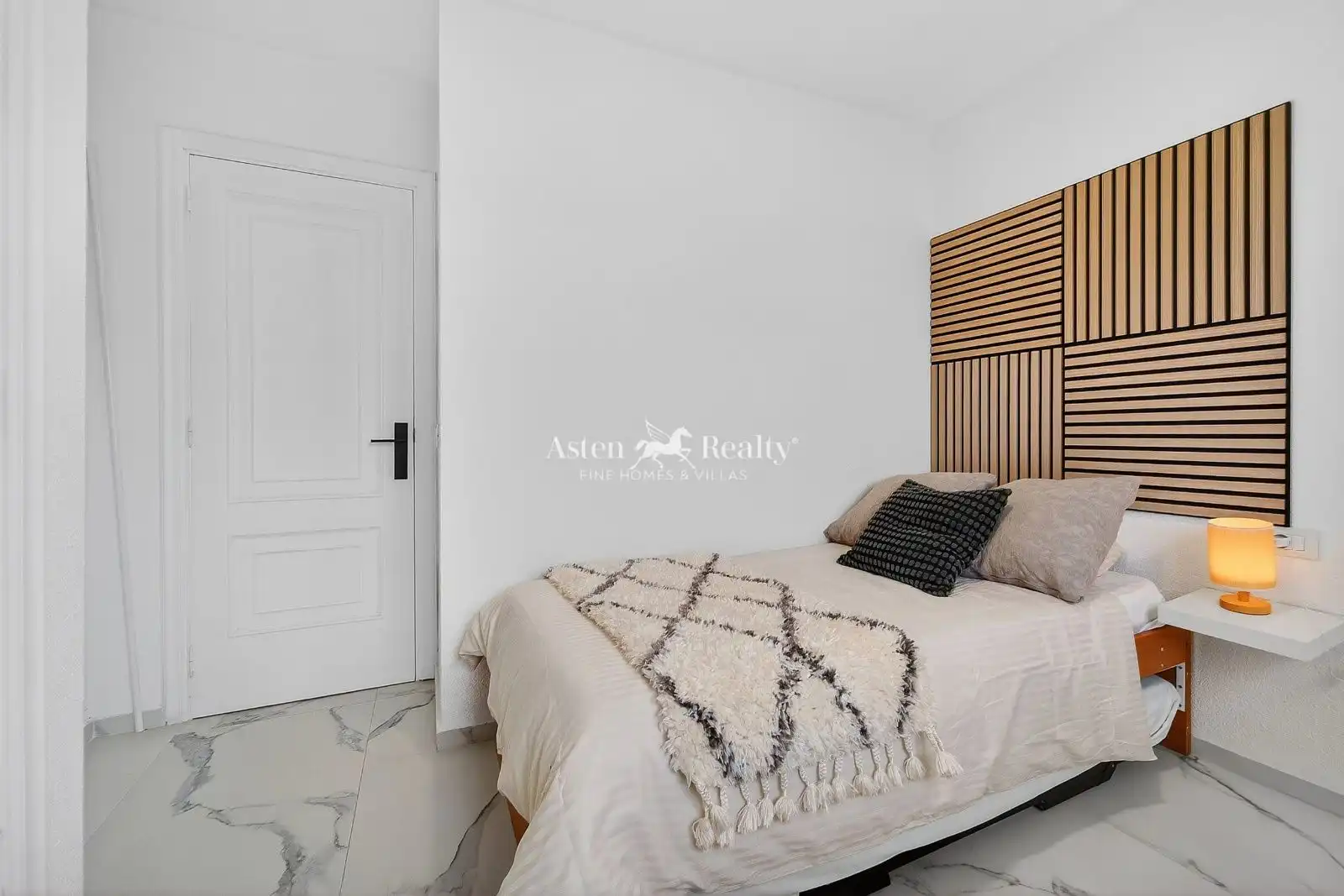 Habitación de Casa adosada en venta en Arona con Terraza, Piscina y Amueblado