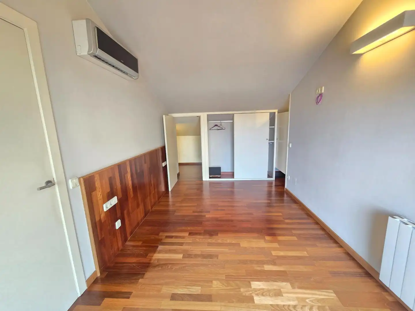 Habitación de Dúplex de alquiler en El Masnou con Aire acondicionado, Calefacción y Jardín privado