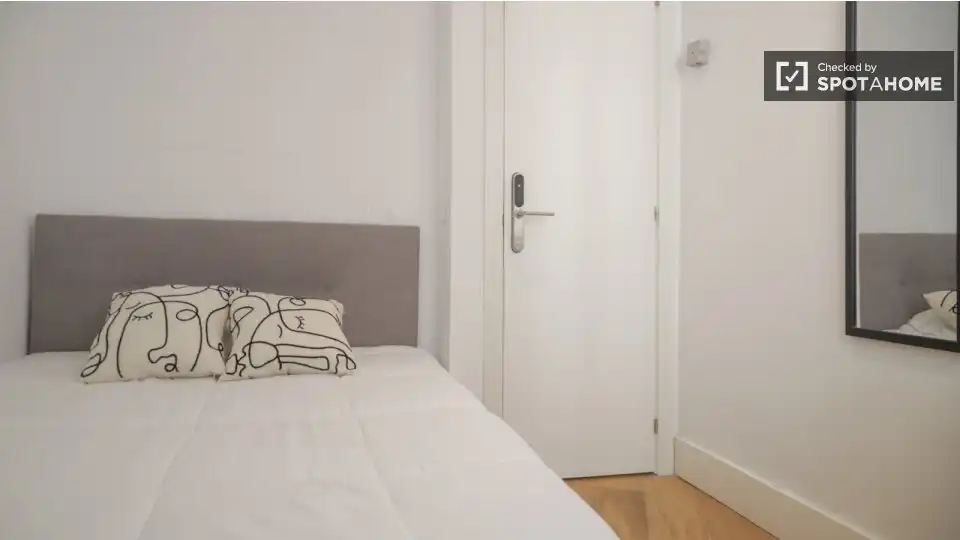 Bedroom of Flat for share in Madrid  with Air Conditioner, Heating and Terrace