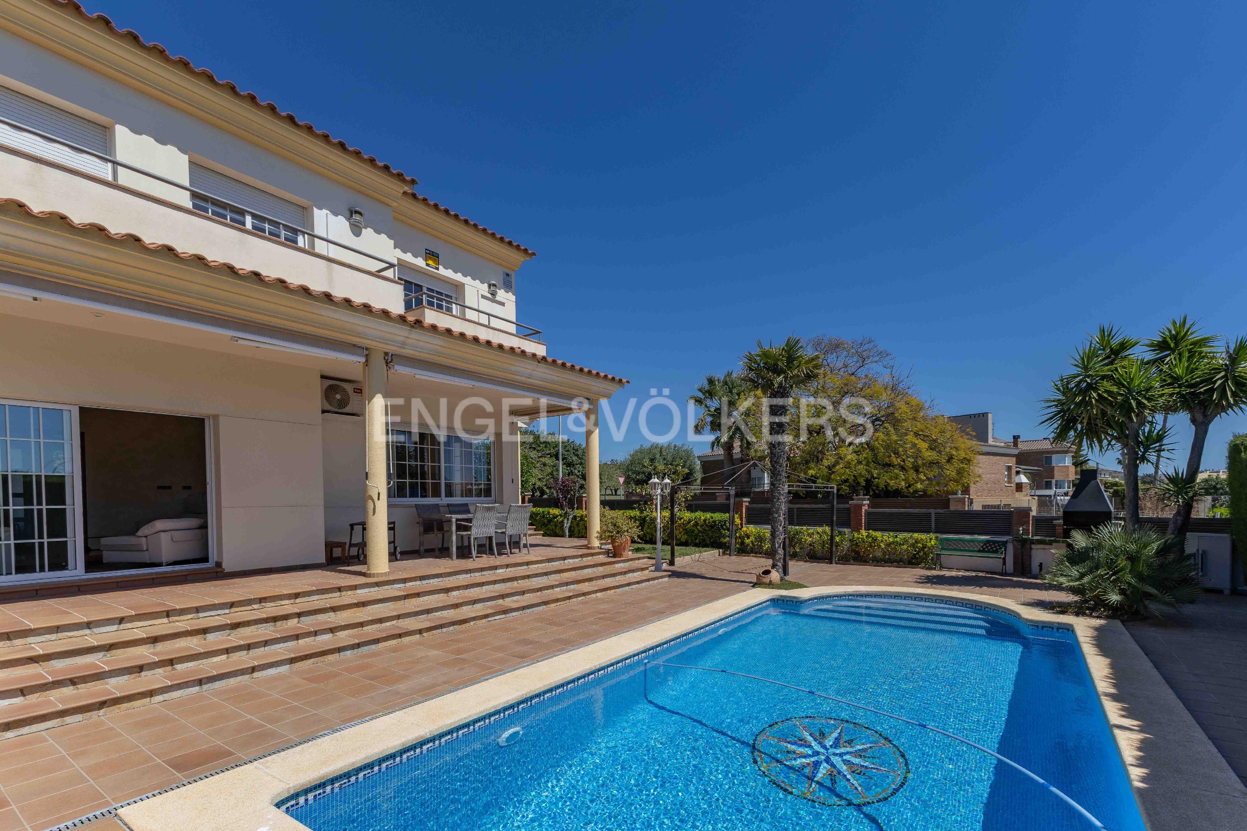 Vista exterior de Casa o xalet en venda en El Vendrell amb Aire condicionat, Calefacció i Jardí privat