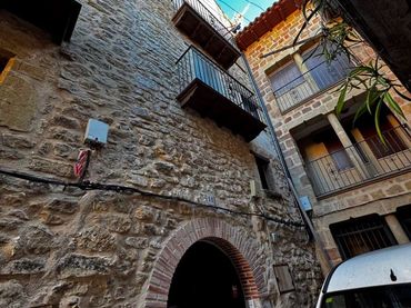 Casa aparellada amb balcó en venda a Calle de los Serranos de Aparicio 11