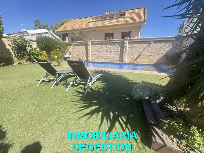 Casa adosada en venta en Linarejos