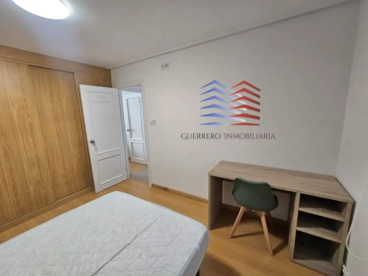 Schlafzimmer von Wohnungen zur Miete in Ourense Capital  mit Heizung, Parkett und Möbliert