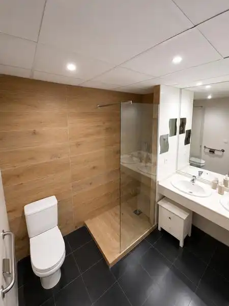 Badezimmer von Geschaftsraum zum Verkauf in Estepona mit Klimaanlage, Heizung und Möbliert