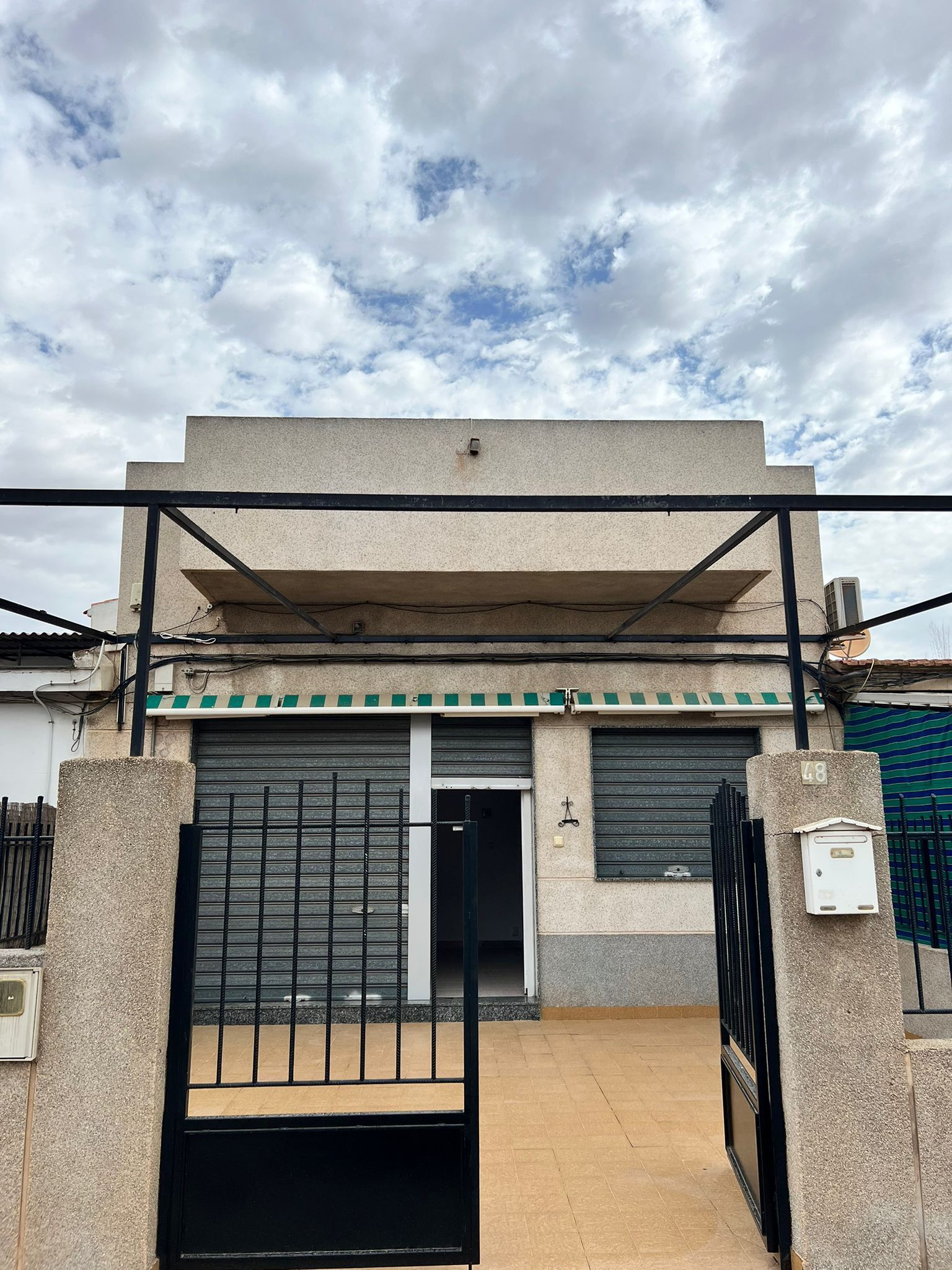 Vista exterior de Casa adosada en venda en Cartagena amb Terrassa