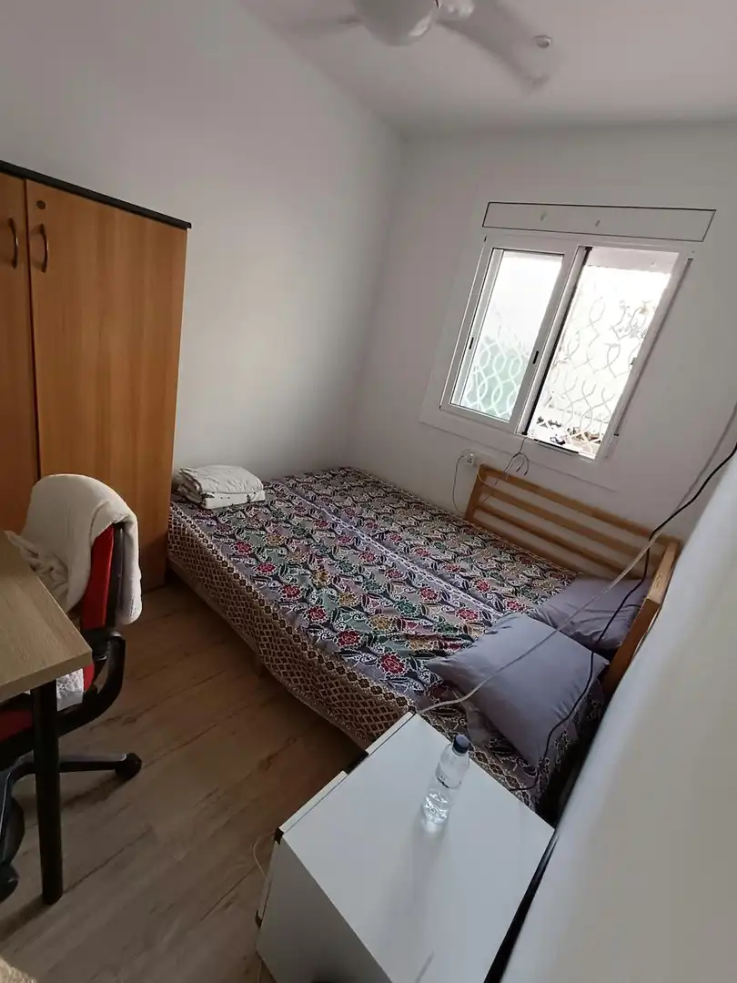 Bedroom of Flat for share in L'Hospitalet de Llobregat  with Air Conditioner, Heating and Furnished