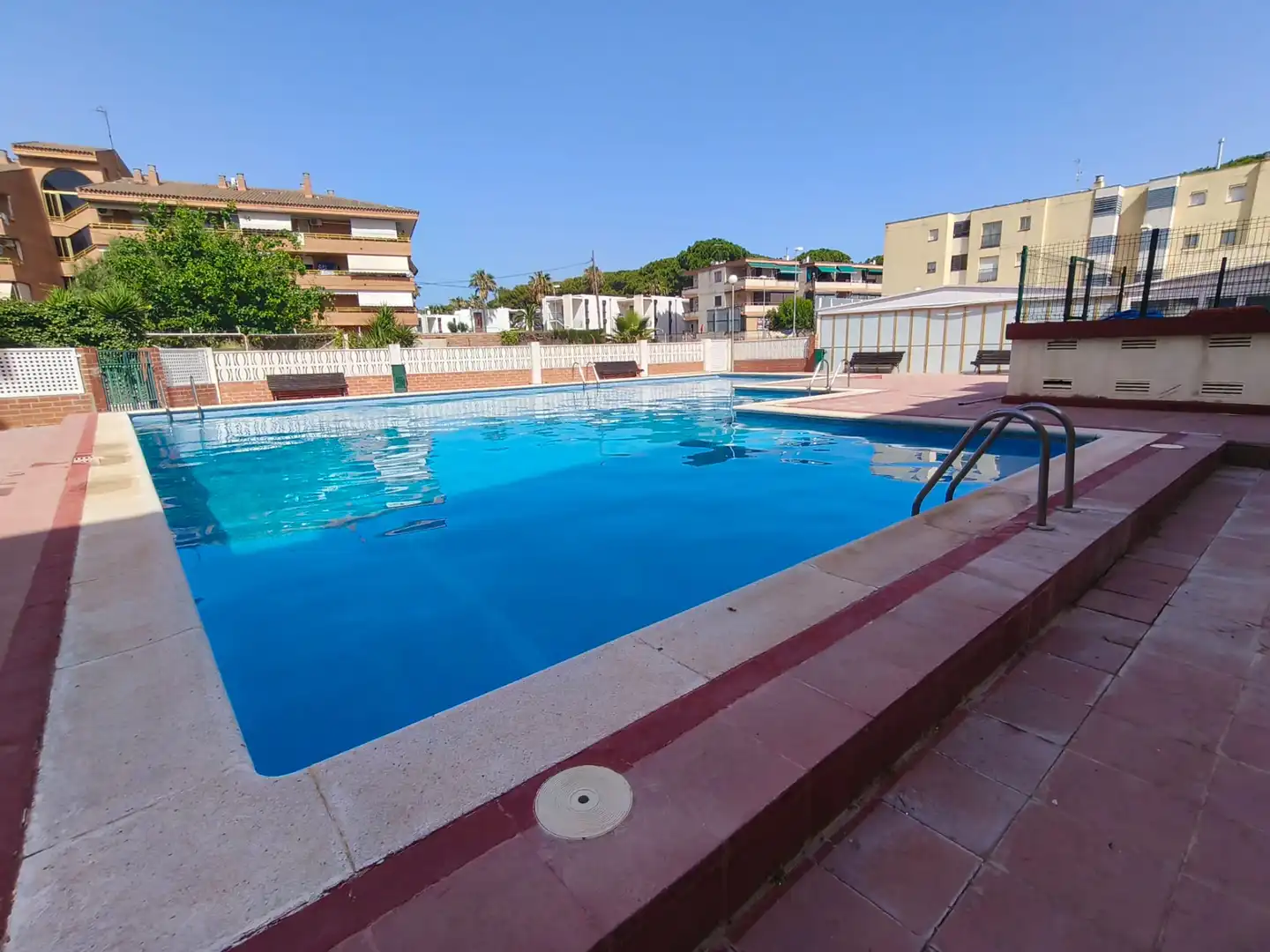Schwimmbecken von Wohnungen zum Verkauf in Cambrils mit Klimaanlage, Terrasse und Ofen