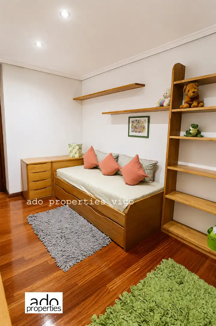 Habitación de Piso en venta en Vigo  con Calefacción, Parquet y Trastero