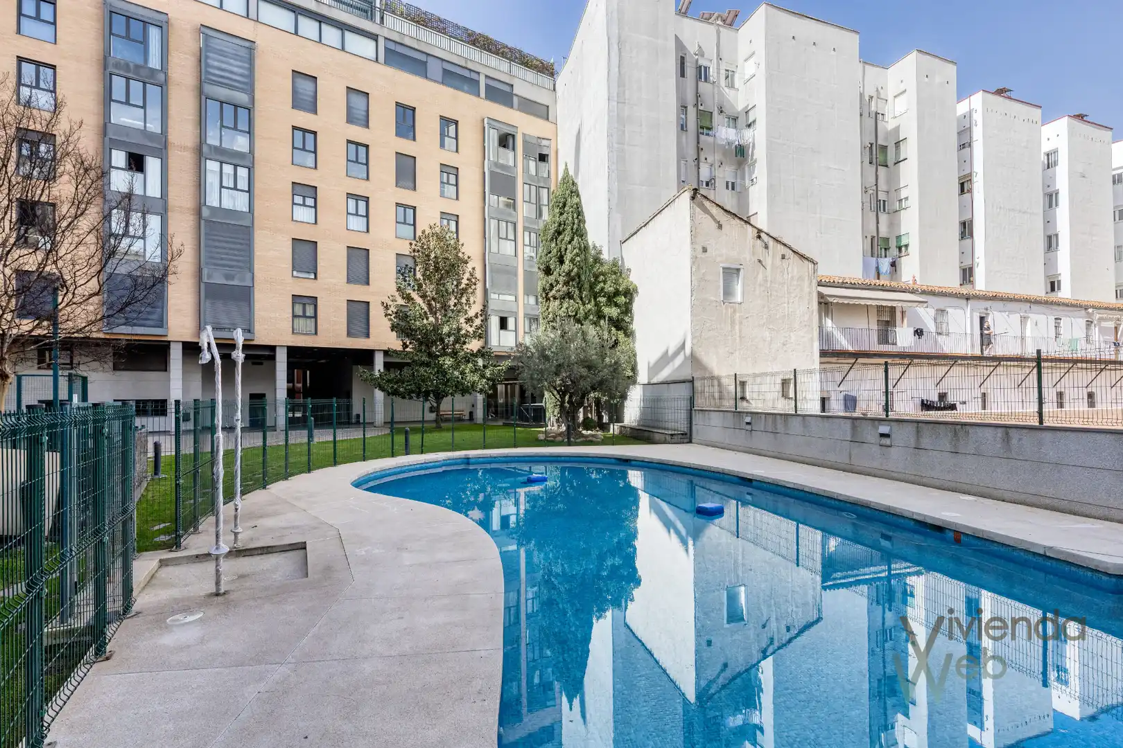 Schwimmbecken von Wohnung zum Verkauf in Madrid mit Klimaanlage, Heizung und Privatgarten