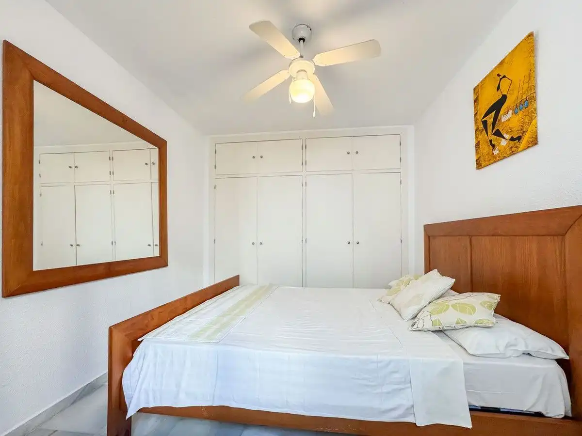 Dormitori de Apartament de lloguer en Estepona amb Calefacció, Terrassa i Moblat