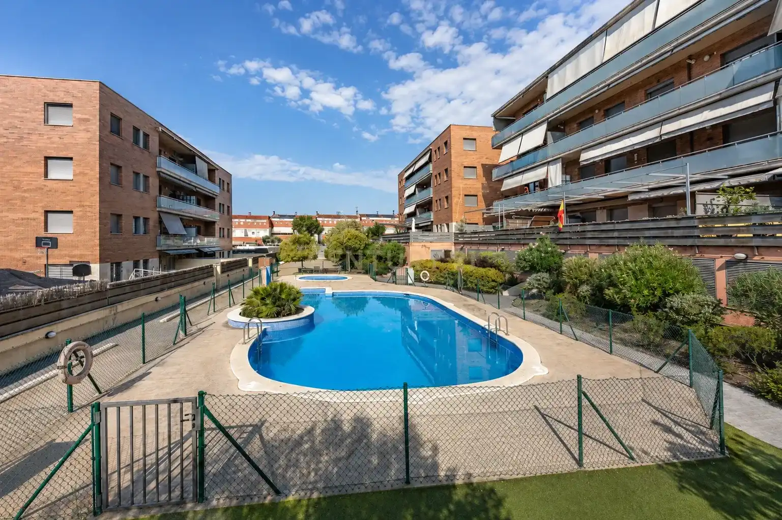 Piscina de Pis en venda en Parets del Vallès amb Aire condicionat, Traster i Piscina comunitària