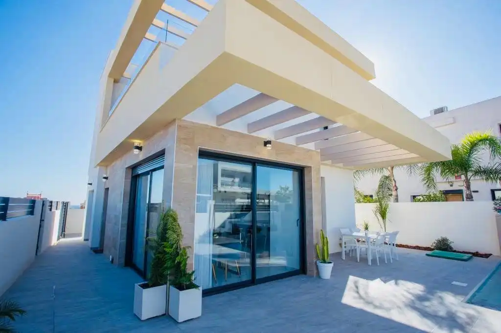 Vista exterior de Casa o xalet en venda en Los Montesinos amb Jardí privat, Terrassa i Piscina