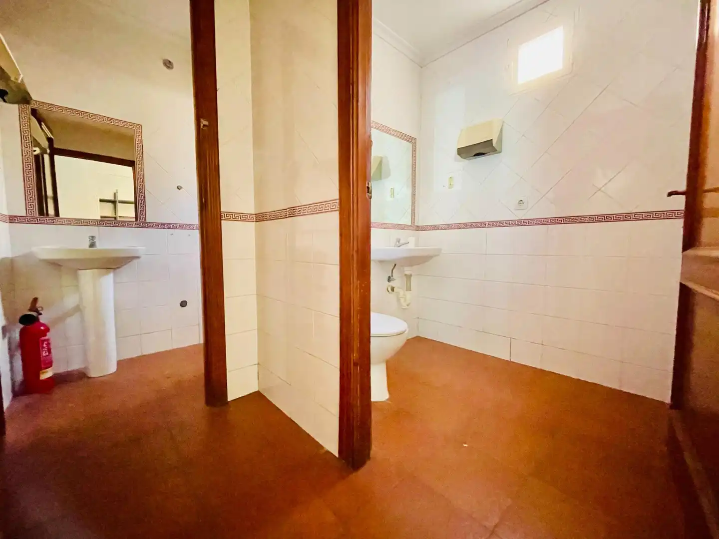 Baño de Local en venta en Córdoba con Aire acondicionado