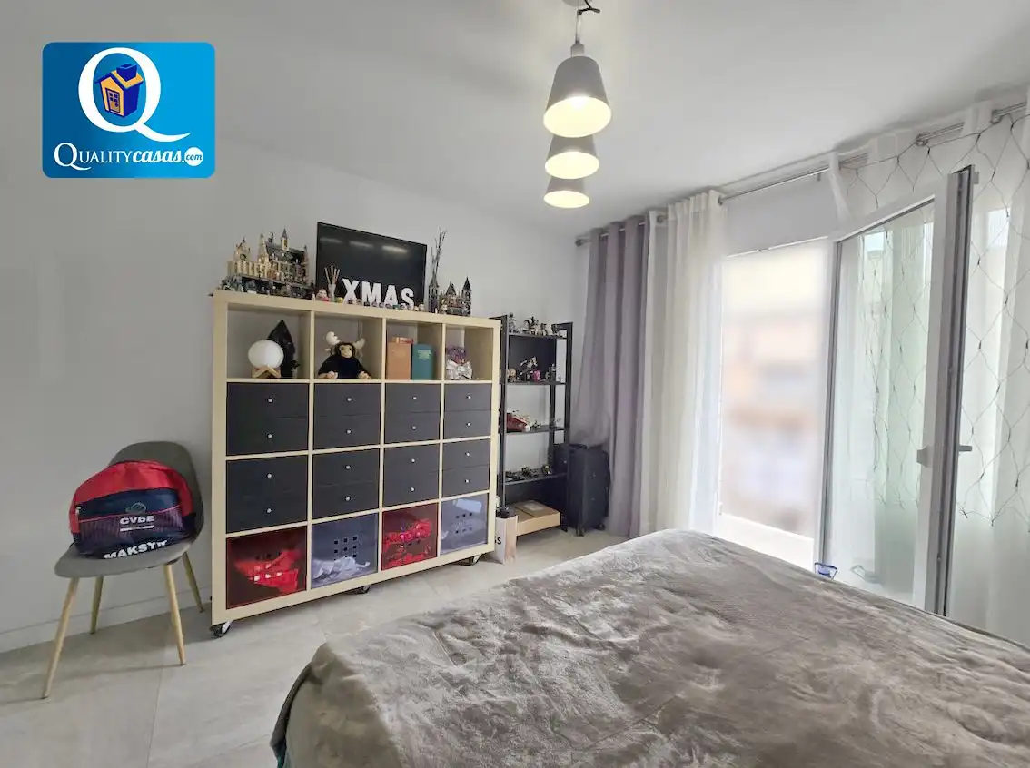Habitación de Apartamento en venta en Alicante / Alacant con Aire acondicionado y Balcón