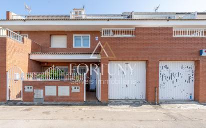 Vista exterior de Casa adosada en venda en Reus amb Terrassa i Piscina comunitària