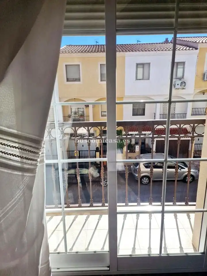 Vista exterior de Casa adosada en venda en Torredelcampo amb Aire condicionat, Calefacció i Jardí privat