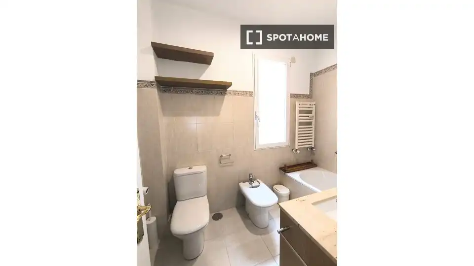 Badezimmer von Wohnung zur untervermieten in Madrid mit Klimaanlage, Heizung und Terrasse